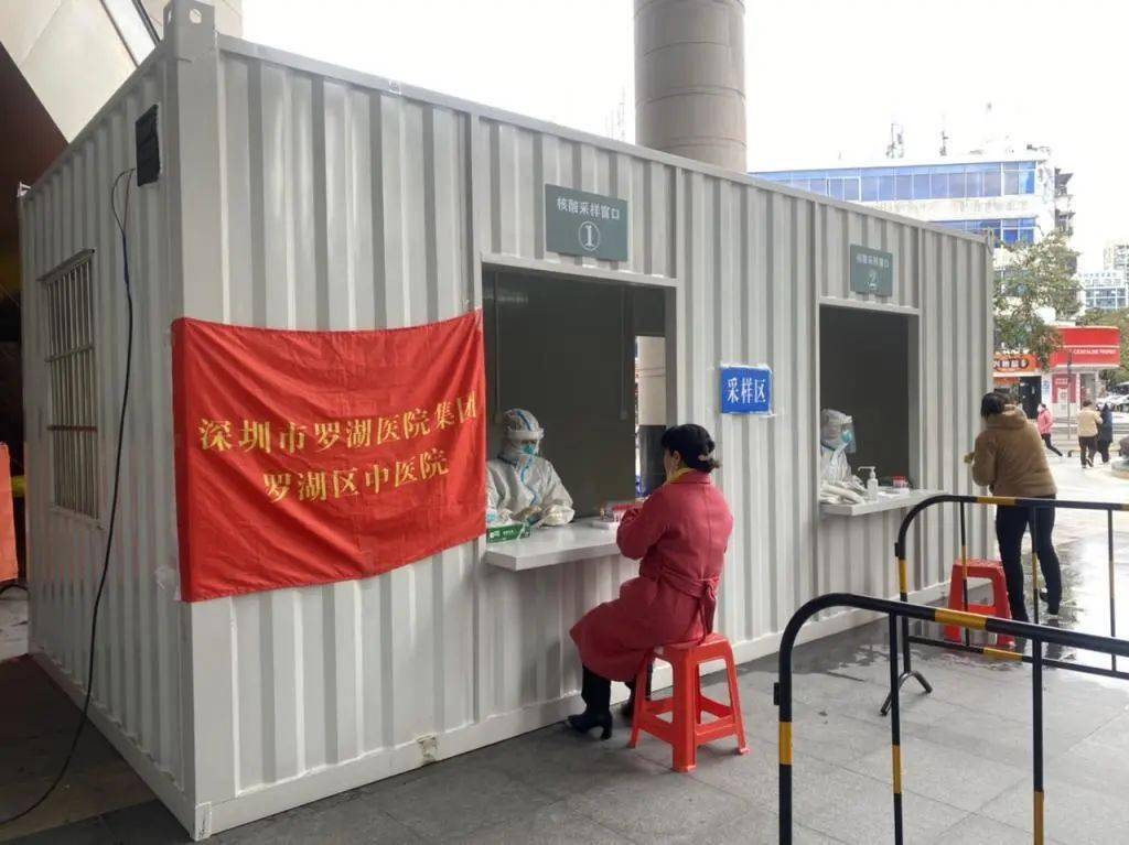 这里连夜搭建了一个由集装箱改造而成的临时核酸检测采样小屋