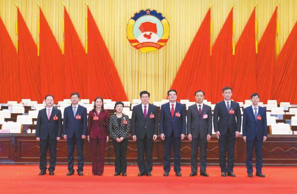 图为新当选的十一届市政协主席,副主席,秘书长合影.