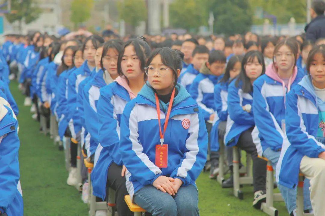 育才中学2月18日,黔江中学在学校运动场举行2022年春季学期开学典礼