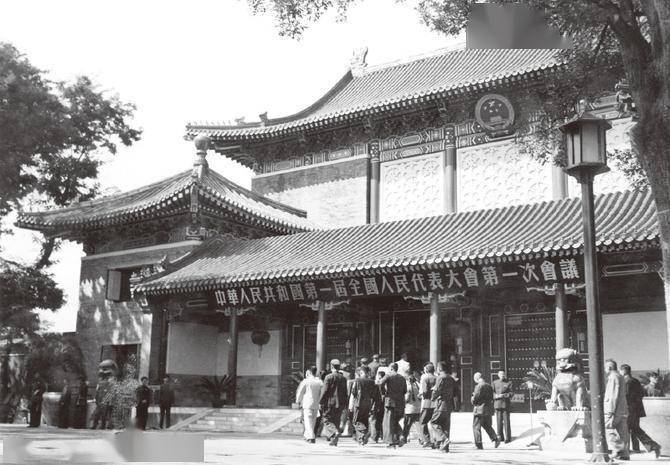 1954年9月15日,中南海怀仁堂,千余名各地选举产生的全国人大代表,带