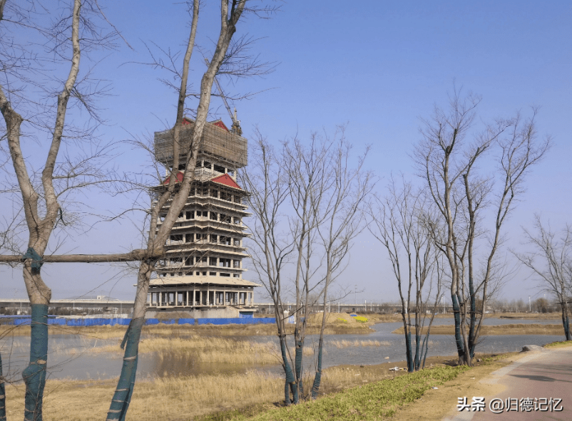 安澜塔位于商丘市民权县安澜湖,设计灵感来源于古代的"天圆地方"