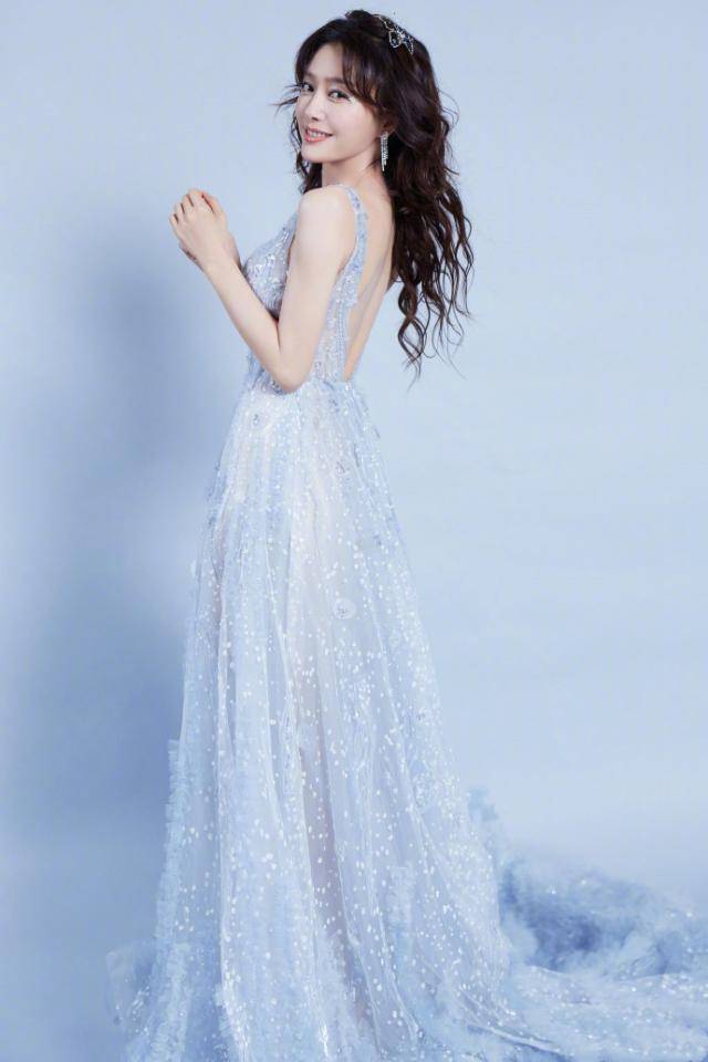 冰雪秦岚高调庆生，解锁冰雪妆容搭露背纱裙显年轻，38岁美回18岁少女