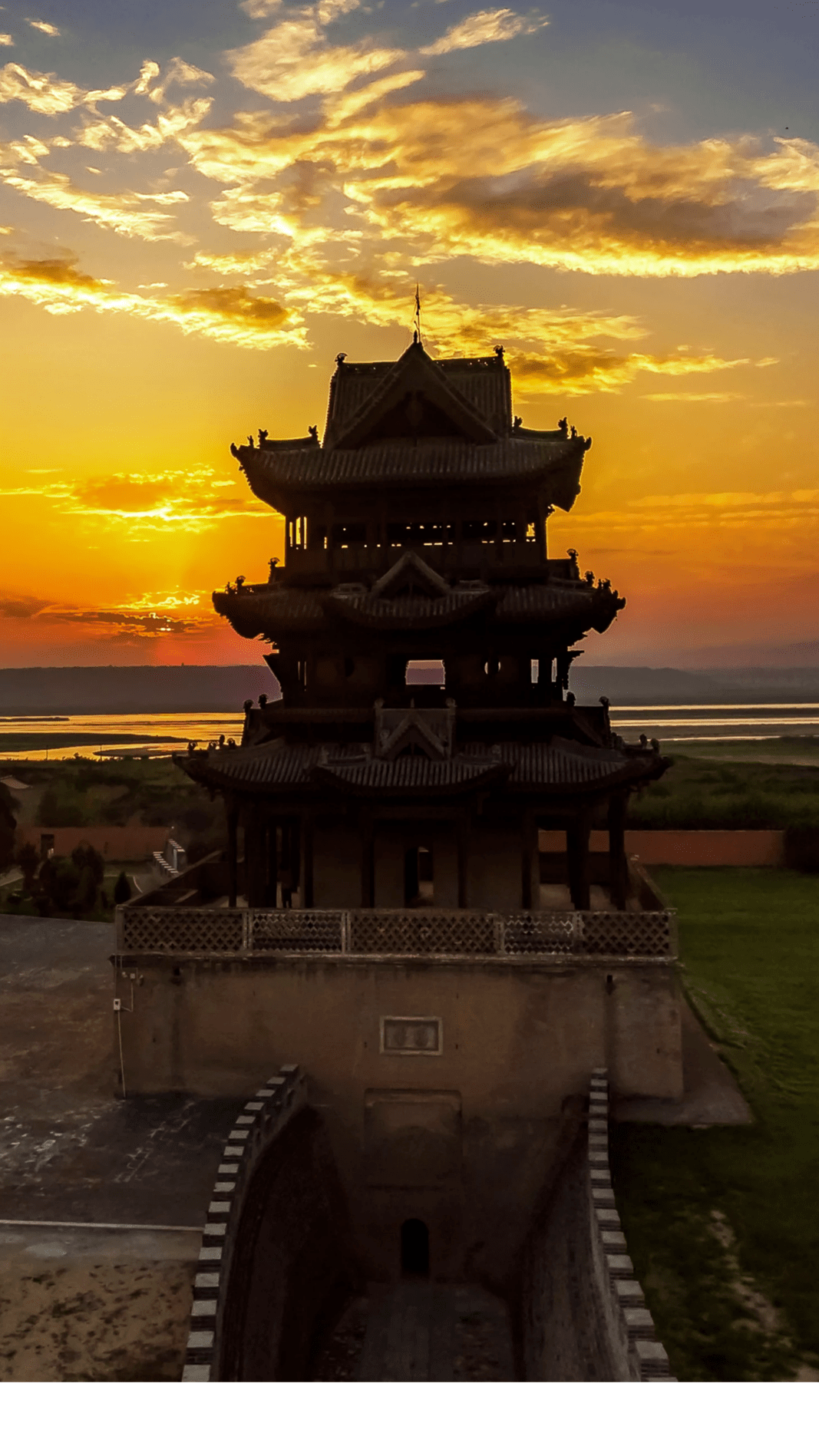 鸣泉漱玉"南亭夜月"北口秋风"空谷惊雷,引无数贤达慕名光临"飞阁