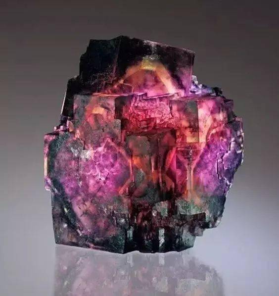 ▼紫翠宝石世界各地有很多各种各样的石头,它们颜色各异,千奇百怪