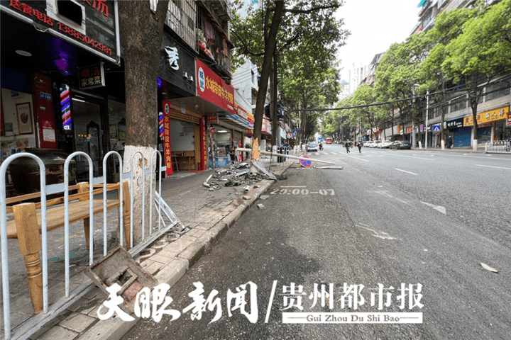 贵阳市黔灵西路车辆撞上人行道护栏