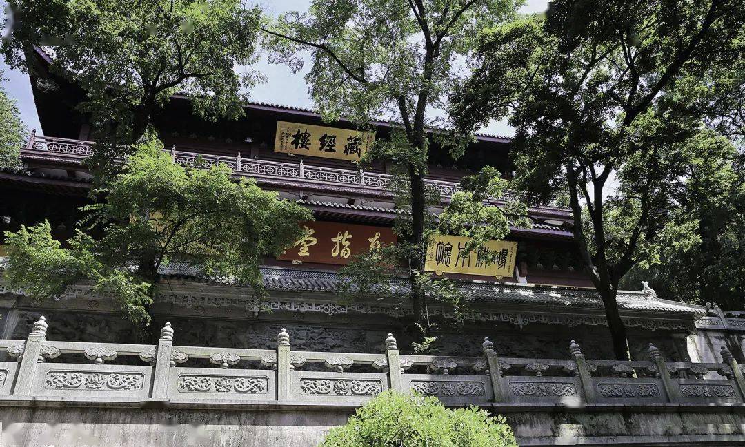 迈进寺院之后,都会发现大多寺院,在中轴线上除了天王殿和大雄宝殿外