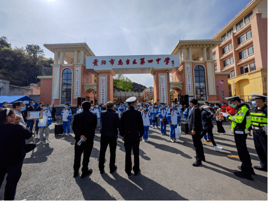 贵阳首个农村校园"学生专线·定制巴士"正式开通!_乌当区_水田镇_沟通