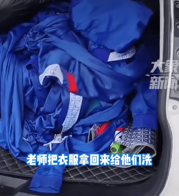 女老师把学生脏衣服拿回家,花7小时帮洗干净:老公洗的_妻子_校服_网友