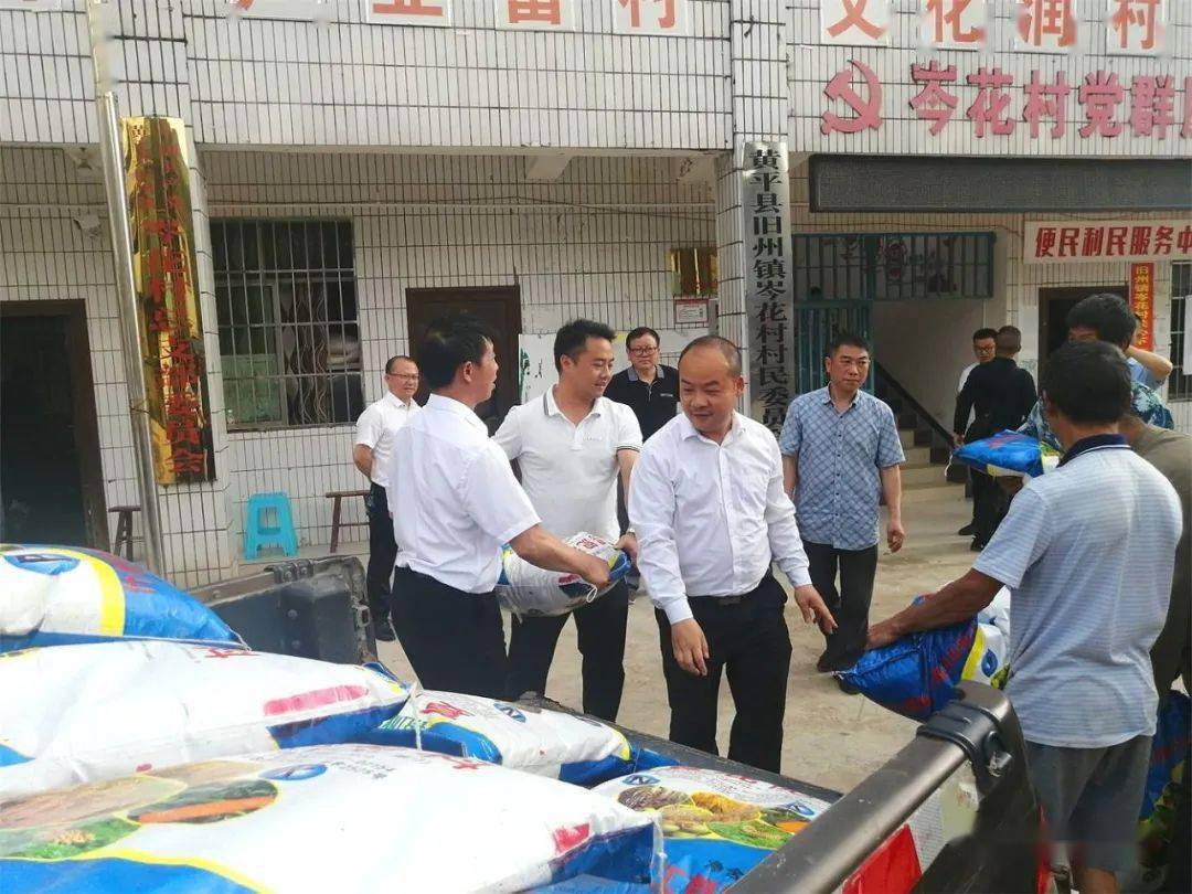 黄平县委统战部常务副部长时尚斌,县工商联党组书记潘显书携手黄平县