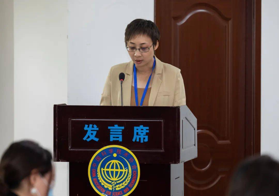 镇团委书记许杭琪致贺词镇科协第八届秘书长董洽钦