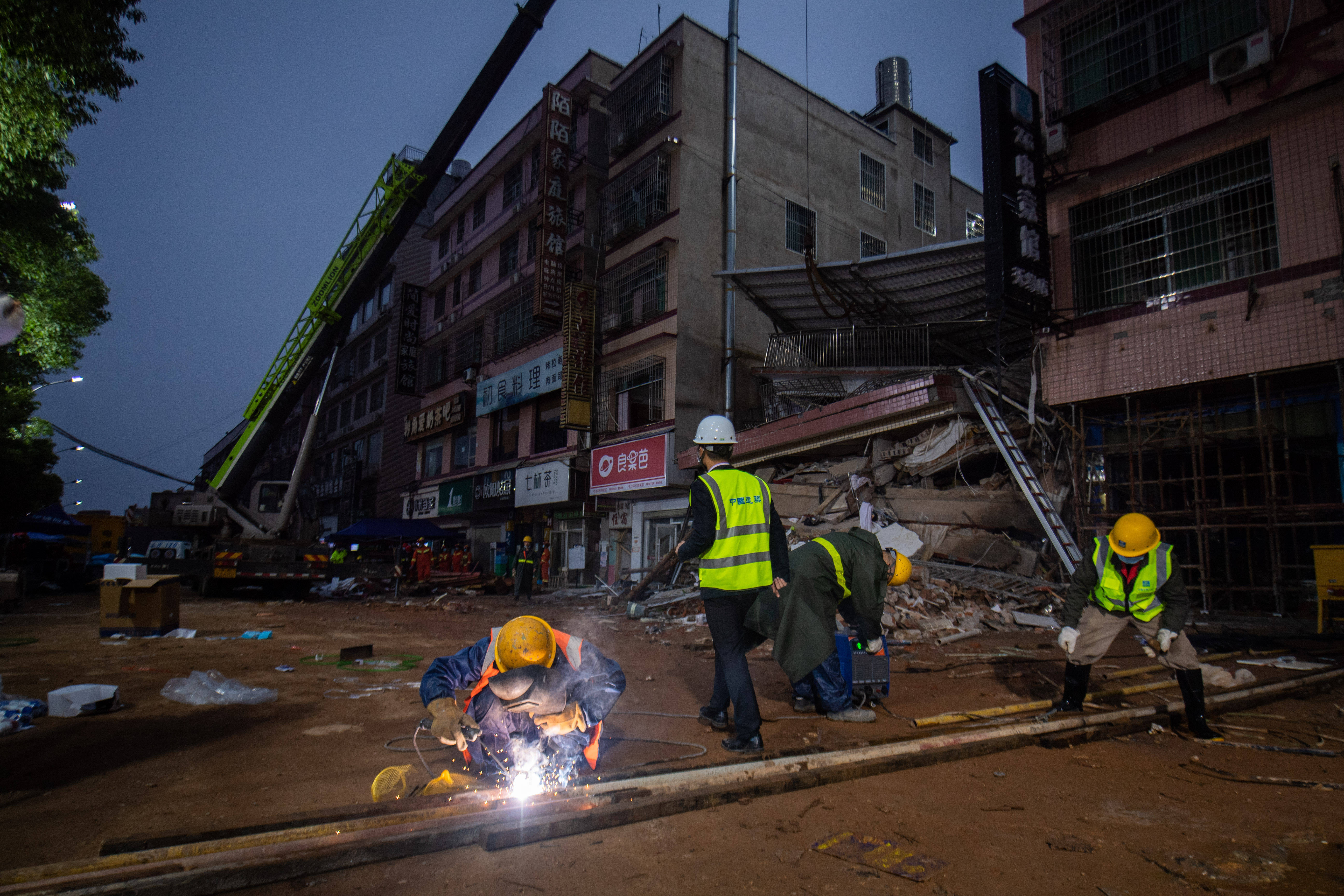 与时间赛跑的营救长沙居民自建房倒塌事故核心现场救援直击