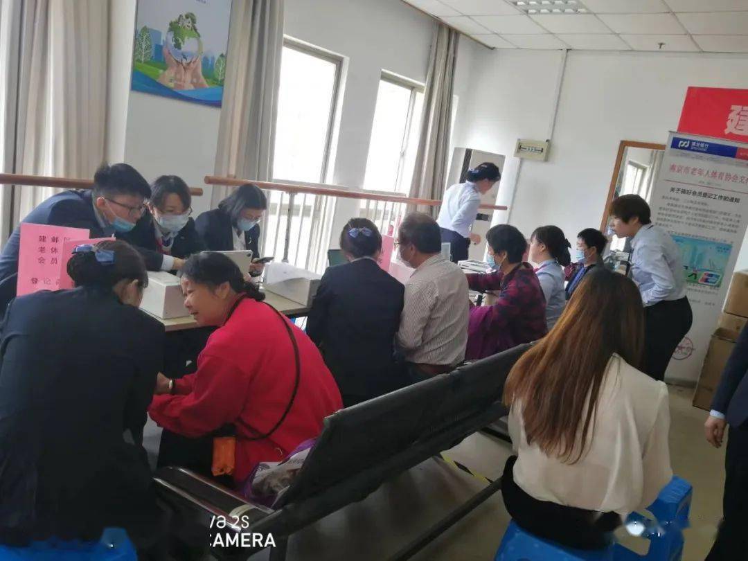 为了让办卡老人立等可取,浦发银行建邺支行的阮成华副行长还联系浦发