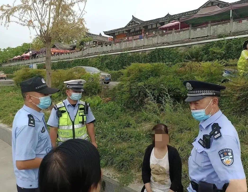 我为群众办实事惊险警民携手营救落水女子 市民 木棍 交通