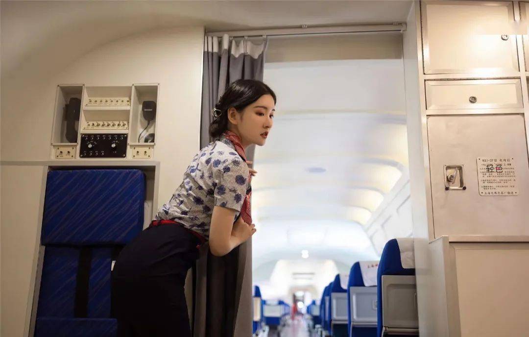 被开除空姐网图中的嫩模周于希