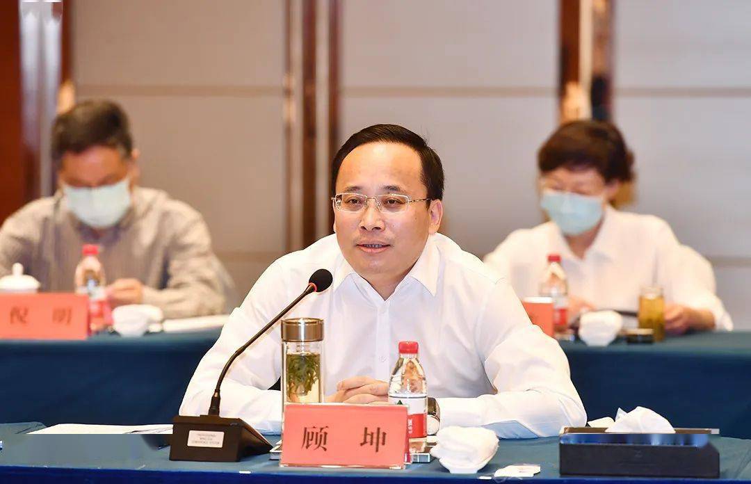 顾坤常务副市长汇报了我市现代服务业和先进制造业发