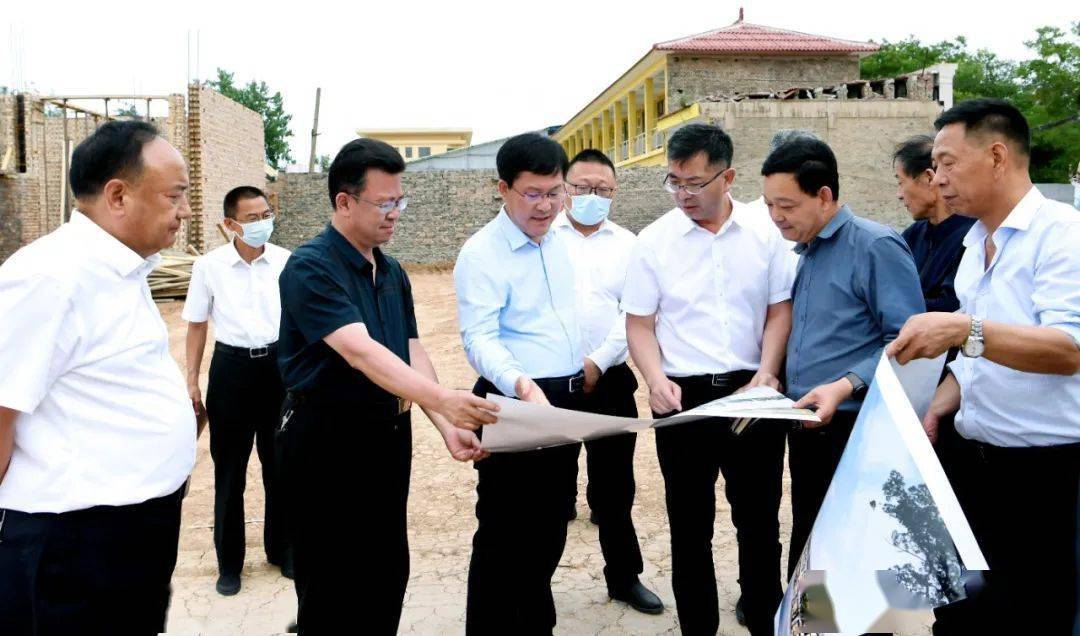 在裴介镇商贸和康达市场改造现场,薛永琦实地查看项目建设进度等情况
