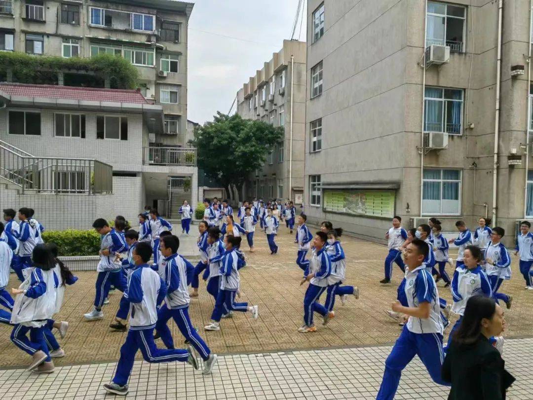 8级地震后,这些成都中小学校被赞"教科书式撤离"_四川一小学地震后65