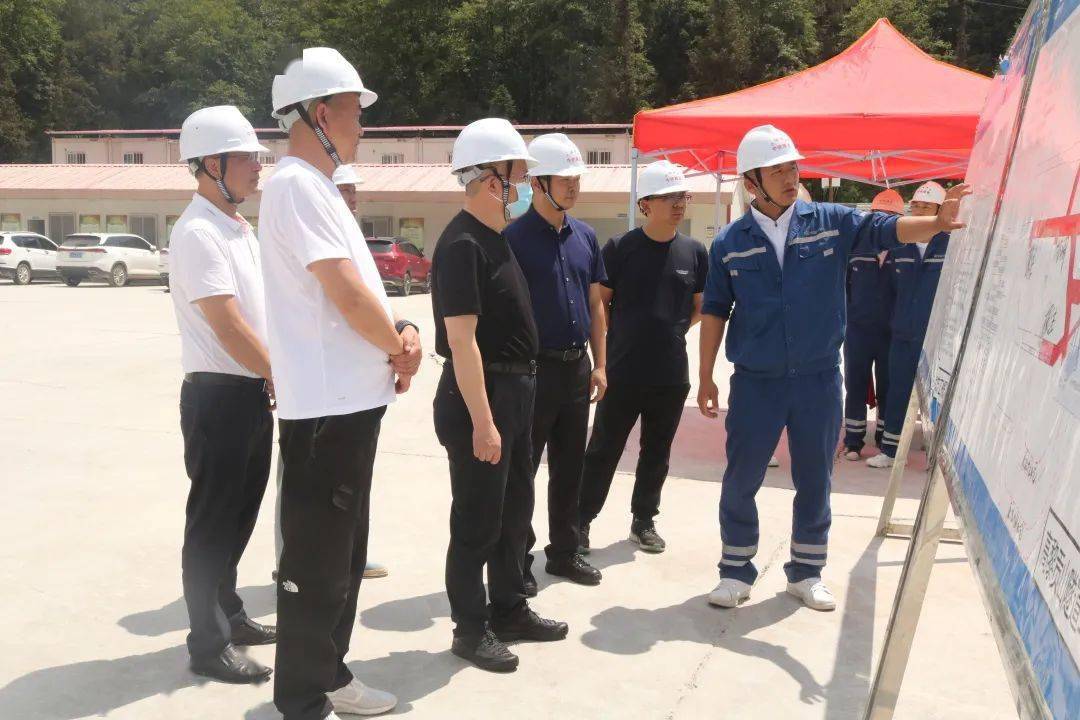 保山市常务副市长杜春强到公司大瑞铁路项目竖井工区调研