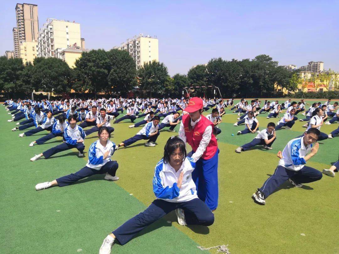 者服务队由协会秘书长胡世广带队,根据学校学生特点精挑细选了刘书奎