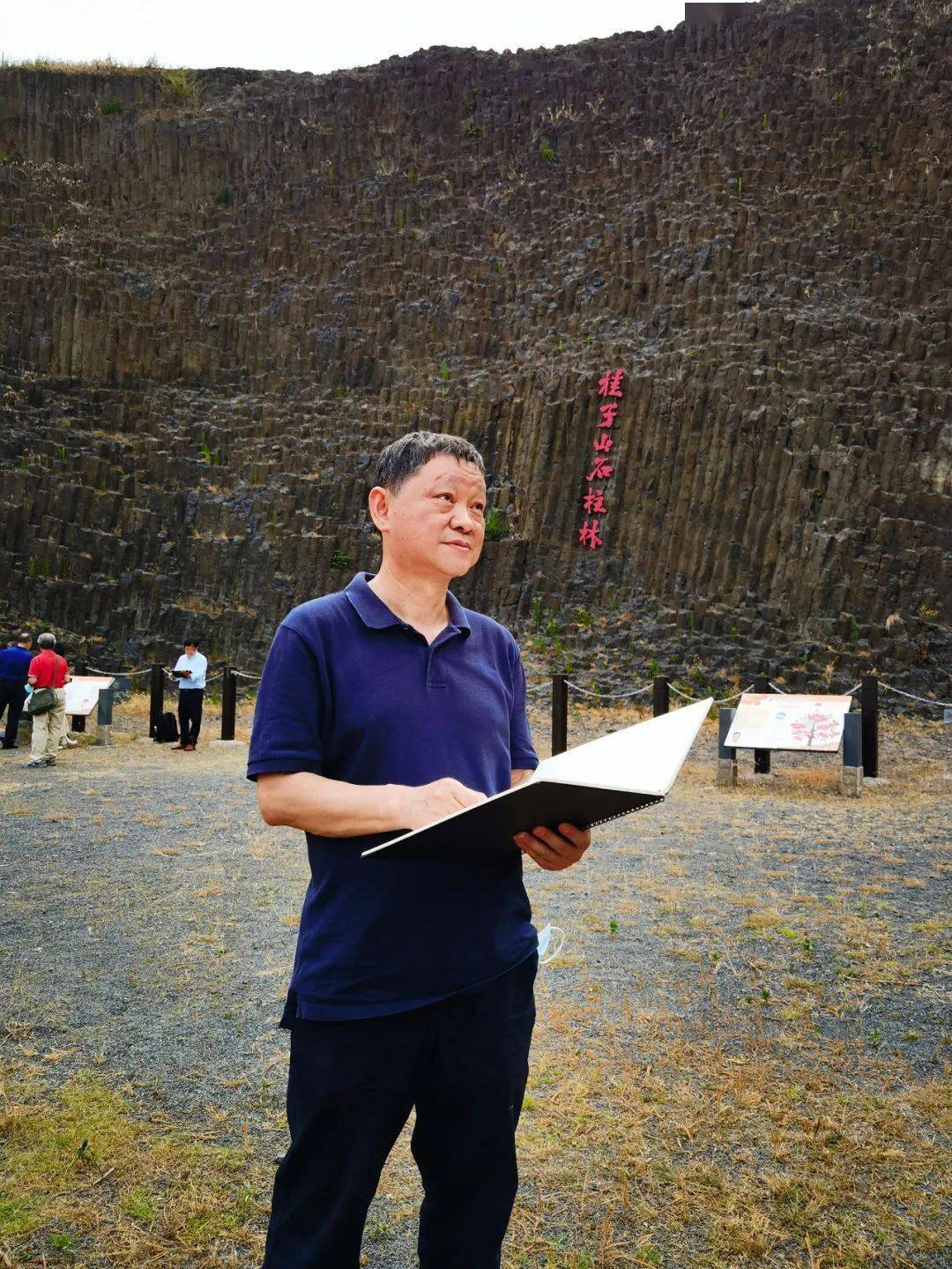 刘兴田(右)指导写生南京市花鸟画研究会理事谭红屏写生南京市花鸟画