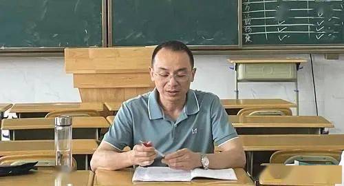 会议接近尾声,数学组组长付志鸿老师表示:邹老师课堂驾驭能力明显提高