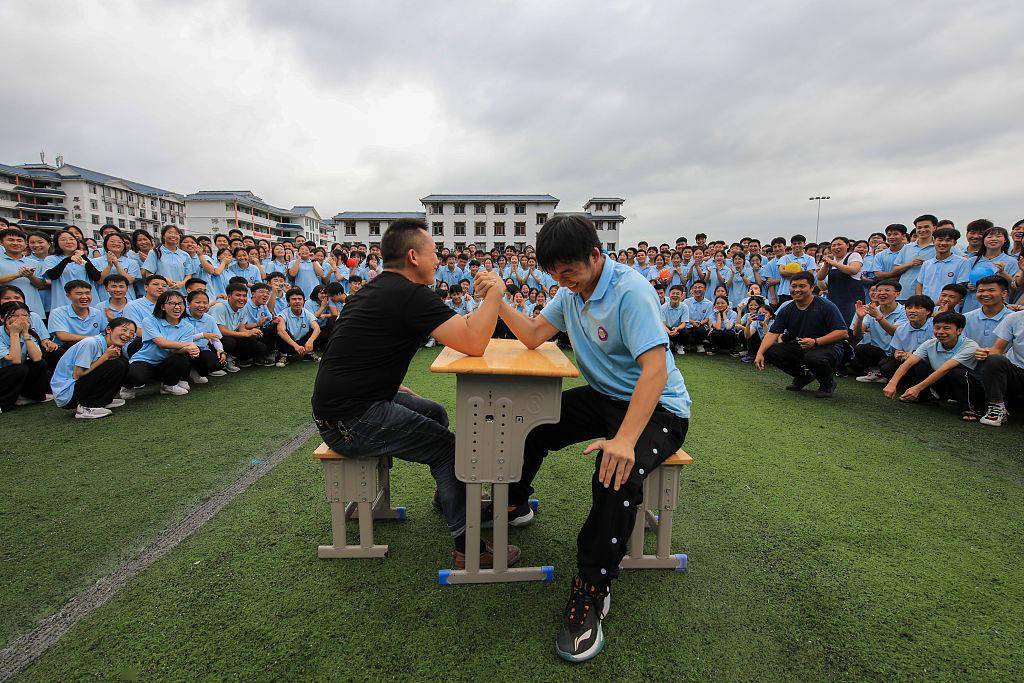 2022年5月28日,贵州省从江县第二民族高级中学高三学生和老师掰手腕.