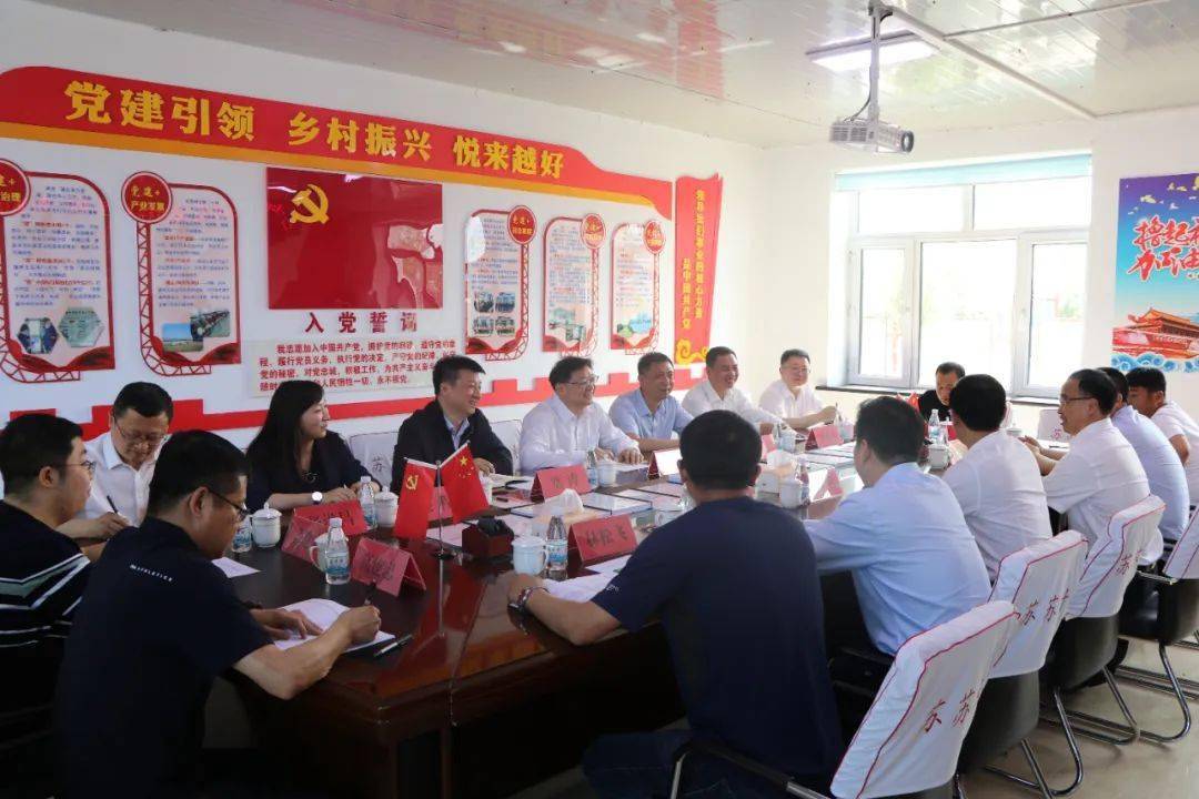 黄奕忠慰问了省农发行派驻桦川县悦来镇苏苏村驻村工作队,认真听取