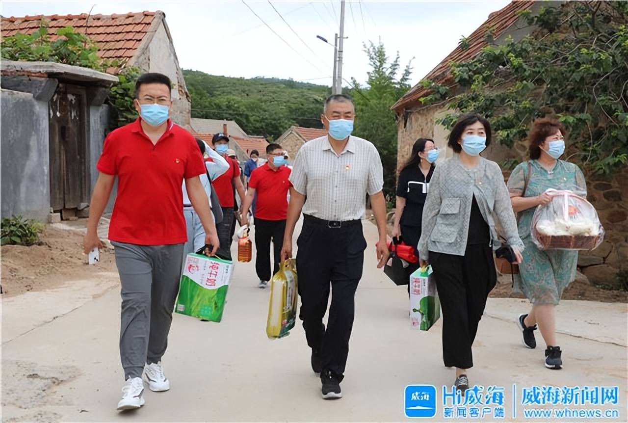 走进坐落于伟德山下的荣成市夏庄镇雷家庄村,在"七一"建党节来临之际
