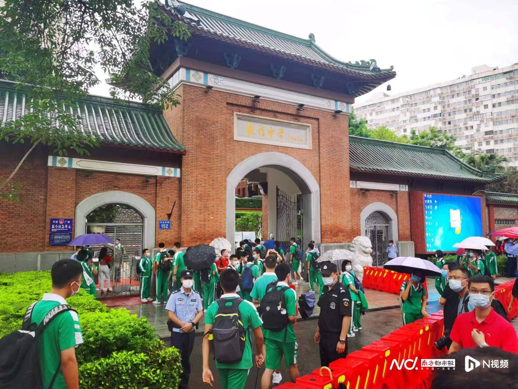 早上7:30分左右,执信中学的校门两侧早已站满了前来送考的家长,他们