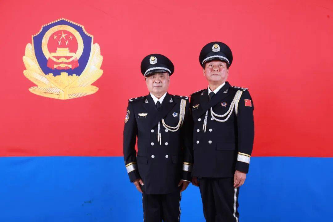 笔挺的警礼服,勾起满满的回忆;闪亮的警徽,承载着一代代刑侦人毕生