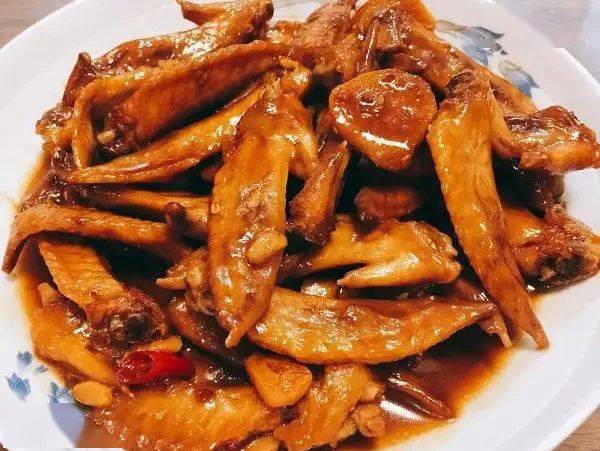 午餐蛋蒸肉:鸡蛋35克,肉末80克红烧鸡尖:鸡尖65克青韭绿豆芽:青韭15克