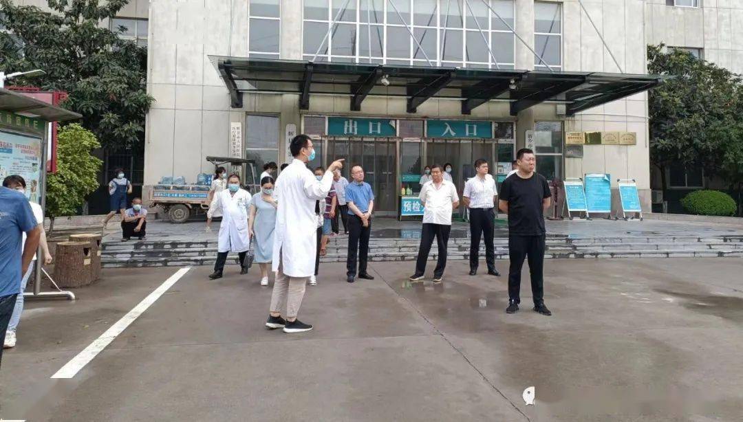 辉县市总工会携辉县知名企业家一起到辉县市第三人民医院(孟庄镇卫生