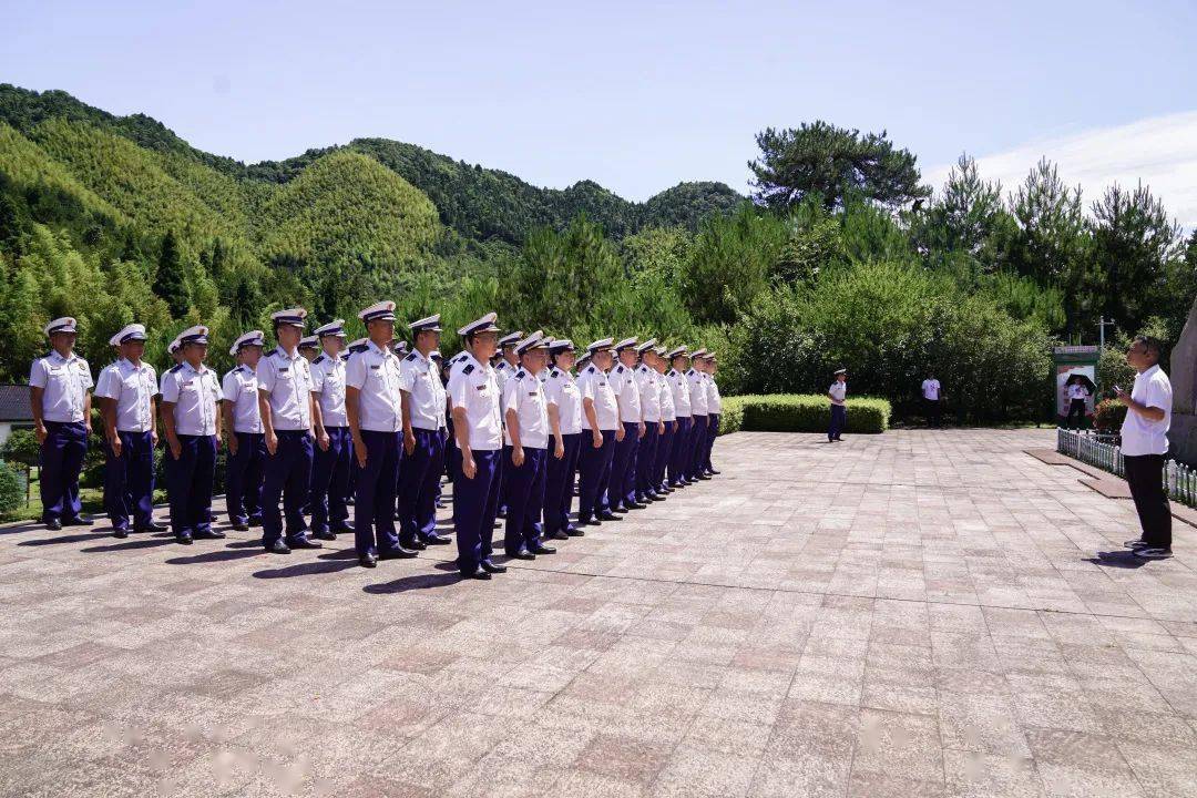 支队双主官带领全体人员向方志敏烈士和中国工农红军北上抗日先遣队