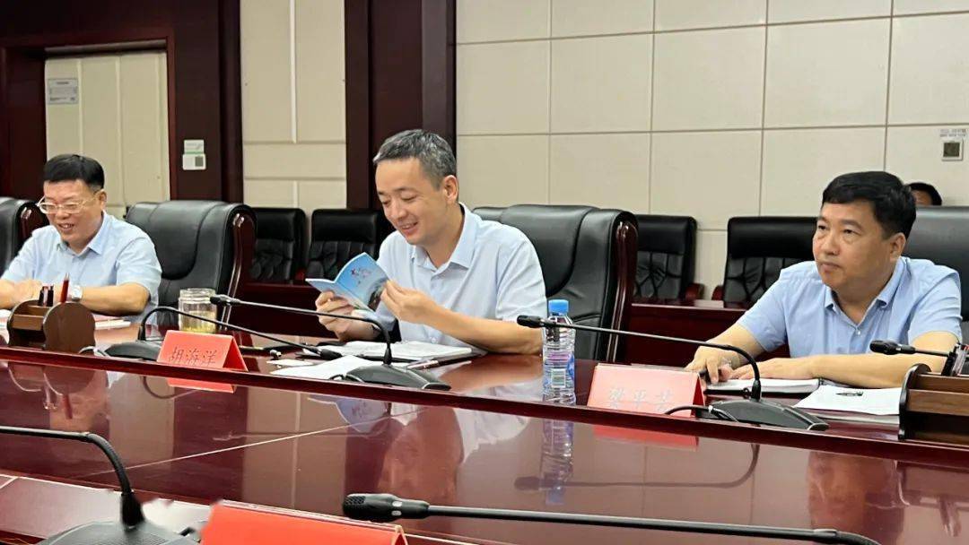 市政府副秘书长梁平芳,市林业局党委书记,局长罗忠华,市林业局党委