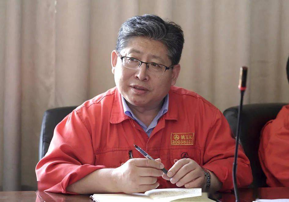 图为东北特钢股份总工程师姚玉东讲话.