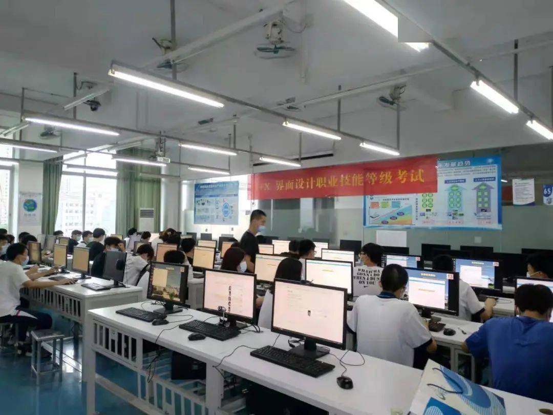 专业部前后组织4批共177名学生参加腾讯云"1 x"界面设计(初级)参加