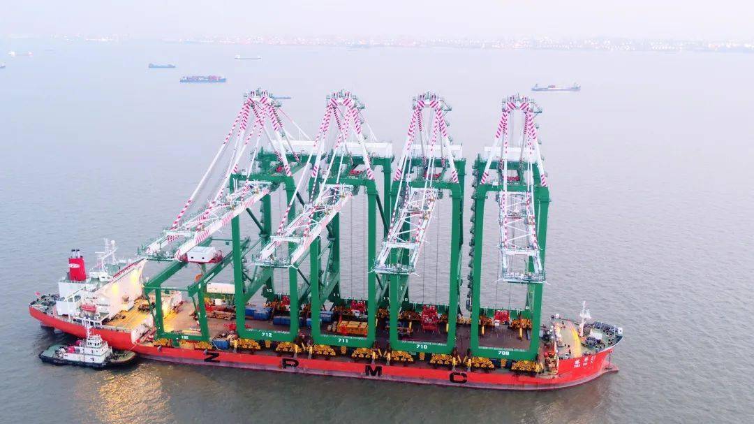 7月28日,"振华27"轮装载着长荣高雄七柜码头首批4台岸桥和1台轨道吊