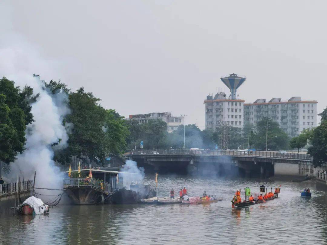 "氹氹转啊菊花园,炒米饼,糯米团,阿妈叫我去睇龙船"在历史悠久的