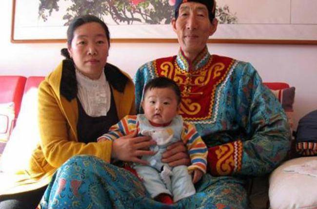 在2007年7月12日,鲍喜顺和夏淑娟在鄂尔多斯结婚了,婚礼充满了蒙古族