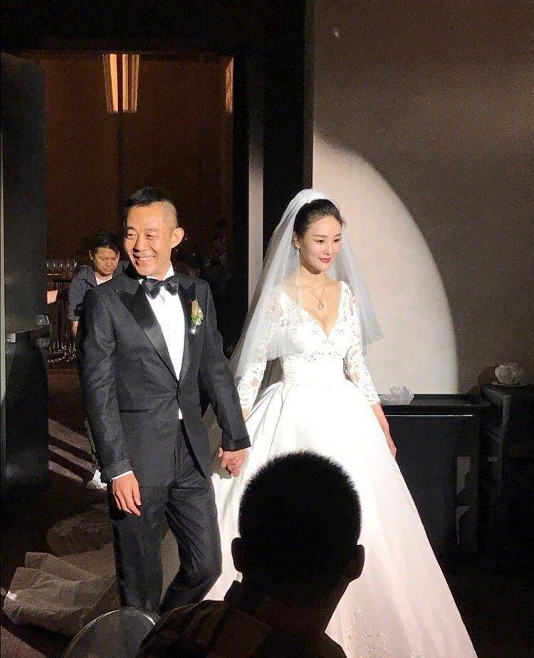 53岁老戏骨刚感谢完发妻,转头连娶两任小娇妻,男人的嘴骗人的鬼_沈蓉