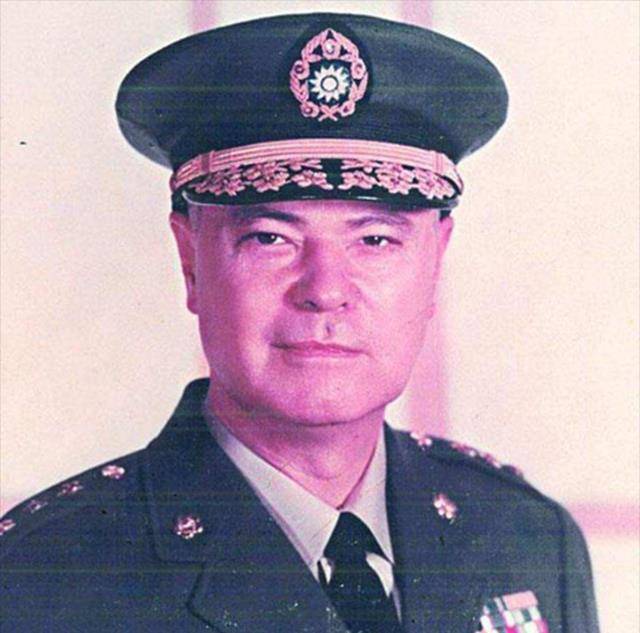 何鸿燊有个传奇叔叔,放弃家产参加抗战,为不做英国人把父亲告了_何世