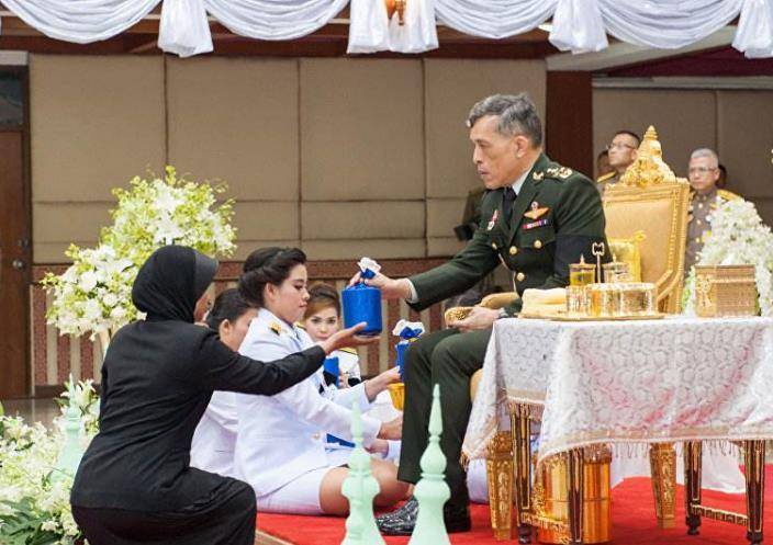 对泰国王室了解比较多的人应该都知道,王室是享有实权的所以地位非常