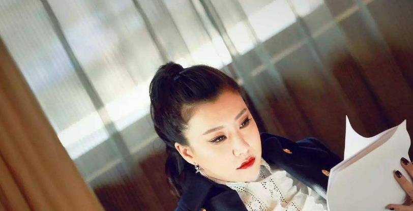 但是凭借着这次尝试她却幸运的被周星驰签约了,之后她就在《功夫》中