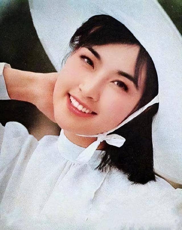 情史4次婚姻,蹲过牢56岁仍演少女,今63岁被石锤怀孕的女明星_刘晓庆