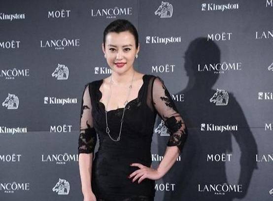 郝蕾终于放飞自我,黑色时尚紧身裙亮相,普通人穿就俗气了_造型_整体