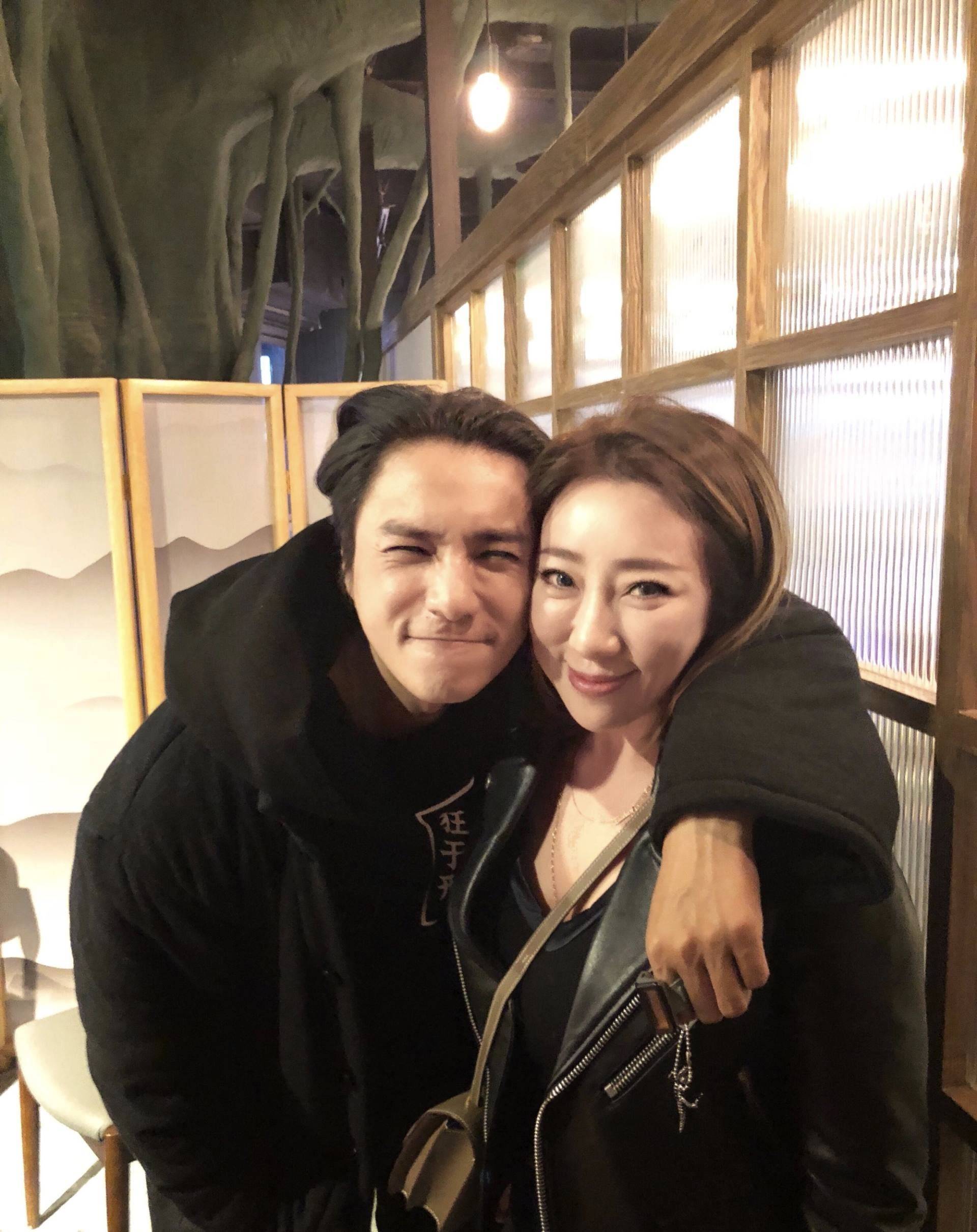 而且,她疑似有过婚姻经历,早在与海一天相识之前
