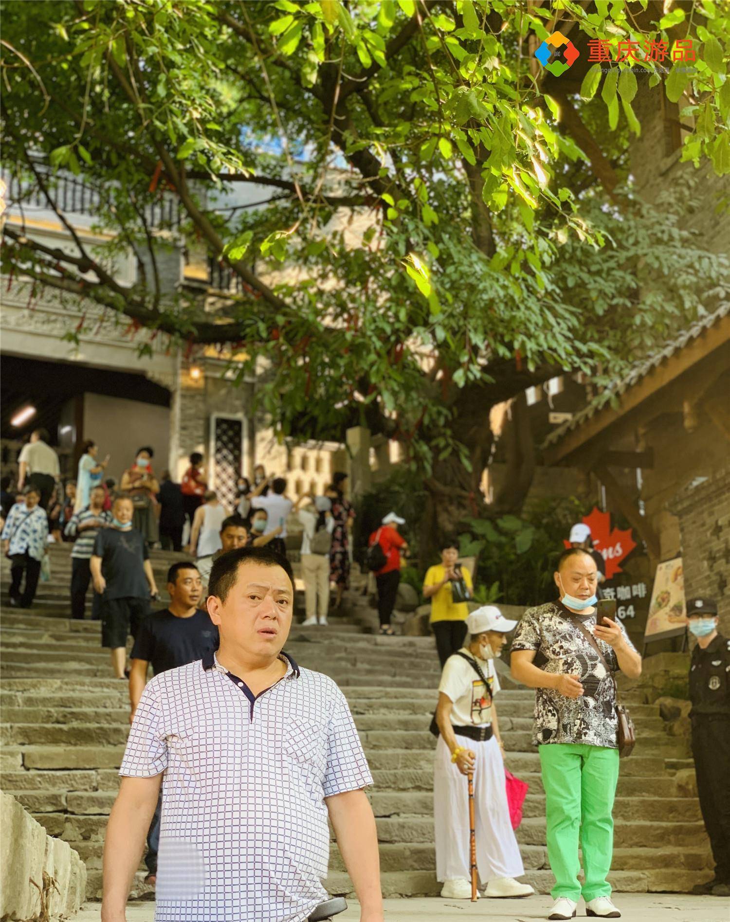 重庆十八梯正式开放：现场人山人海，青石板路和黄桷树令人怀念