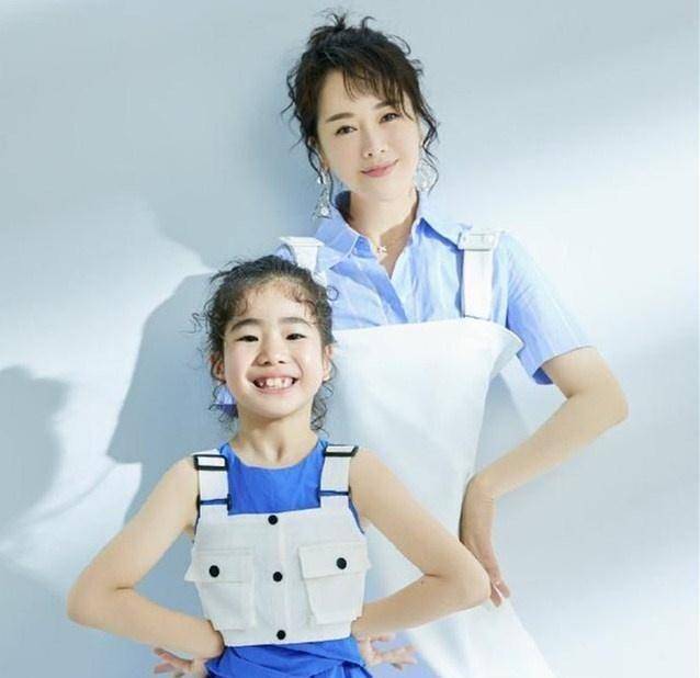42岁左小青近照,女儿长得像妈妈,嫁大20岁富豪如今
