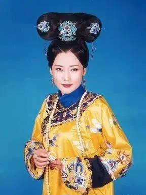 电视剧《康熙王朝》中,李建群饰演的康熙宠妃荣妃马佳氏,一举一动把