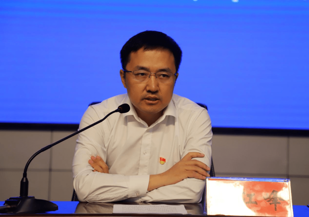 县委常委,常务副县长薛江峰介绍镇平县优化营商环境工作整体开展情况.